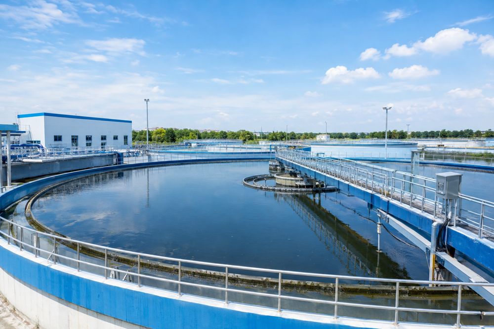Wastewater treatment clarifier