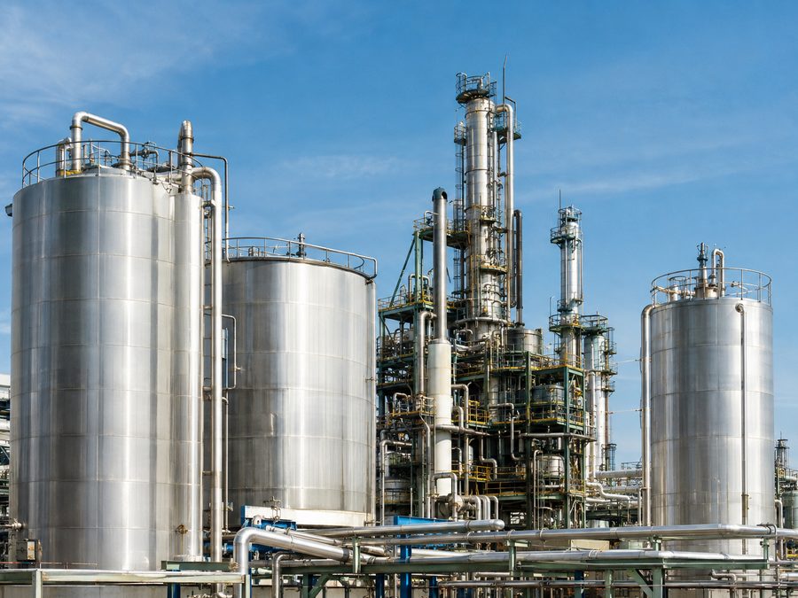 Industrial process plant with steel tanks
